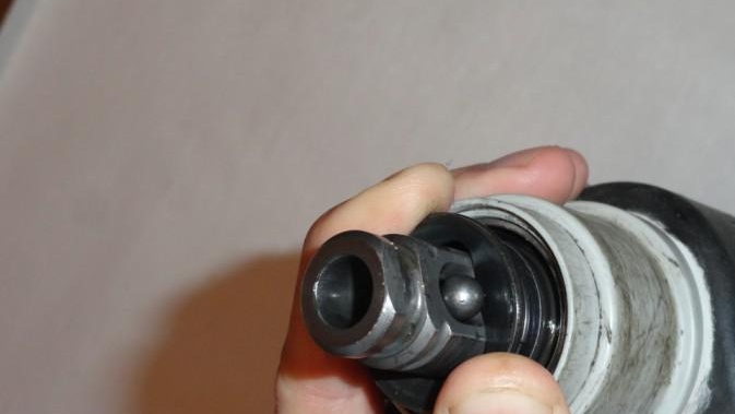 Installation de la bille de verrouillage dans le mandrin sans clé