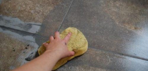 nettoyer les carreaux de l'excès de coulis