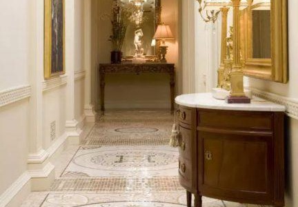 carrelage à la porte dans le couloir