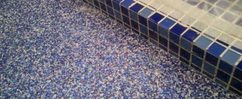 sol autonivelant avec copeaux décoratifs