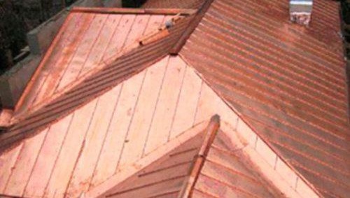 Toit à joint de cuivre