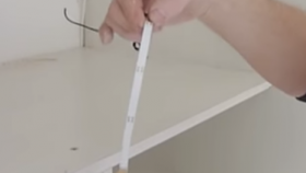 Pour fixer la bande LED, retirez le film de protection à l'arrière.