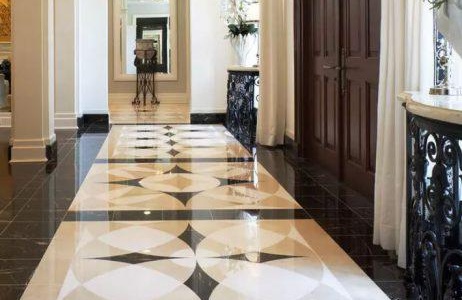 décoration de porte en carrelage