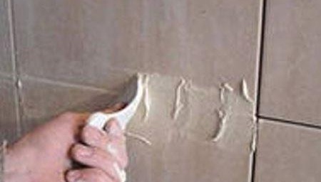 jointoiement de carreaux de porcelaine