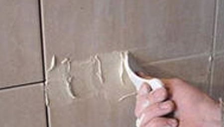 jointoiement de carreaux de porcelaine