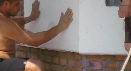 pose d'isolant sur les murs d'une pièce d'angle