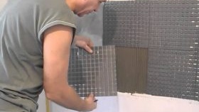 pose de mosaïque sur la grille