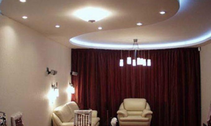 Éléments figurés sur un plafond à deux niveaux avec bande LED