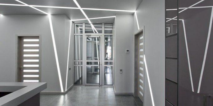 Lignes lumineuses au plafond et sur les murs Lignes lumineuses au plafond et sur les murs