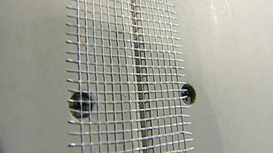 Nous apprêtons la surface et scellons les coutures avec une photo serpentine