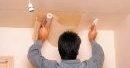Comment coller correctement du papier peint au plafond