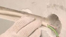 Comment installer un câblage dissimulé sous le plâtre Comment installer le câblage caché sous le câblage caché de photo de plâtre