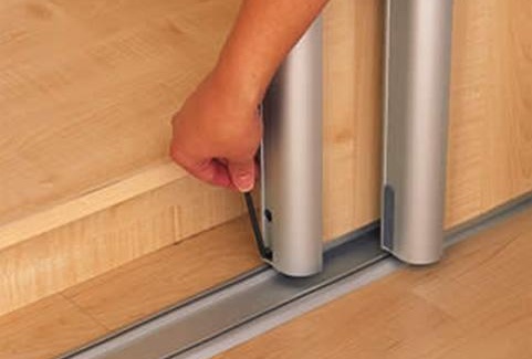 Comment supprimer l'espace entre la porte et le mur Comment supprimer l'espace entre la porte et la photo de l'armoire murale