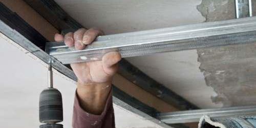 Vstavka potolochnogo profilya v napravlyauschiy