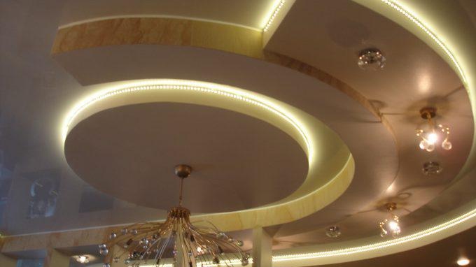 éléments flottants de cloisons sèches au plafond avec éclairage