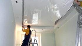 Installation d'une photo de plafond tendu