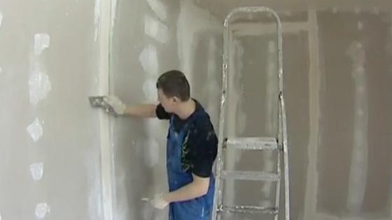 Nous appliquons du mastic sur les coutures et sur les lieux de fixation des vis autotaraudeuses