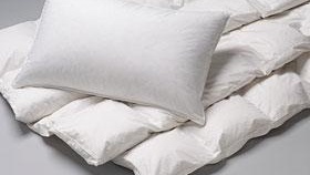 Sélection d'oreillers et de couvertures pour la chambre