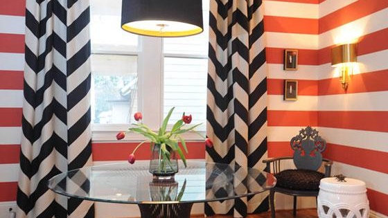 Photo intérieur rayé. Papier peint à rayures à l'intérieur Photo intérieur rayé. Papier peint à rayures à l'intérieur