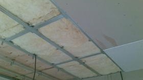 Nous fixons les plaques de plâtre au cadre