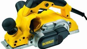 Travailler avec une raboteuse électrique Travailler avec une photo de rabot électrique