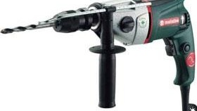 Travailler avec une perceuse électrique Travailler avec une perceuse électrique photo