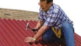 Réparation de toiture à faire soi-même sur le toit de la maison photo