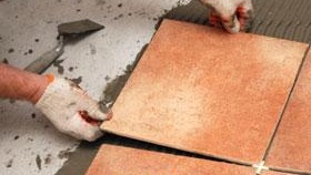 La technologie de pose de carreaux de céramique sur le sol photo