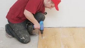 Pose de contreplaqué sur la photo du sol. Installation