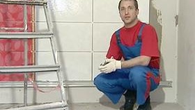 Pose de carrelage sur le mur vidéo Pose de carrelage au mur vidéo, photo