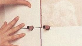 Installation de carreaux autour de gros et petits tuyaux photo