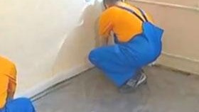 Nous posons le film et fixons le ruban adhésif autour du périmètre, avant de remplir la photo de la chape sèche