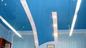 Installation de plafonds tendus à n'importe quelle pente photo plafond tendu bleu / bleu