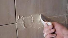 Nous remplissons les joints entre les carreaux avec du coulis photo