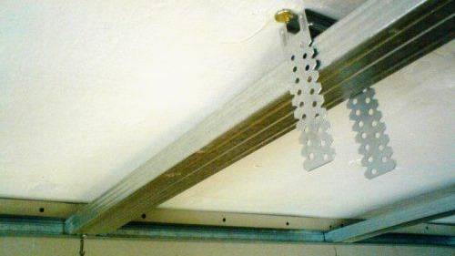 les suspensions sont fixées avec des cales d'ancrage les suspensions sont fixées avec des cales d'ancrage