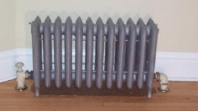 Radiateur en fonte avec pattes