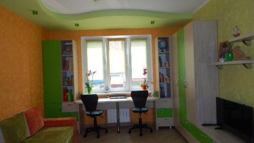 Table dans une petite pièce près de la fenêtre