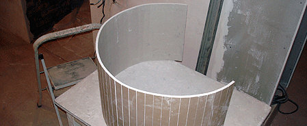 une façon de plier les cloisons sèches de manière sèche en utilisant des coupes