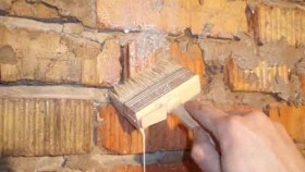 Apprêter les murs avec une brosse dans les endroits difficiles d'accès