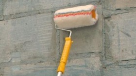 Amorcer les murs avec un rouleau pour plâtre