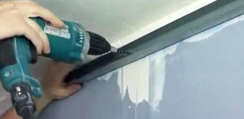 Fixation du profilé de guidage au plafond Fixation du profilé de guidage au plafond