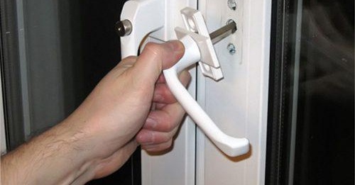 Poignée de fenêtre en plastique cassée