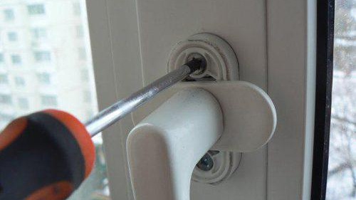 Remplacement d'une poignée de fenêtre en plastique par une neuve