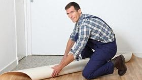 Comment poser correctement le linoléum Comment poser correctement le linoléum photo. Image de revêtement de sol en linoléum, comment poser, poser le linoléum en images