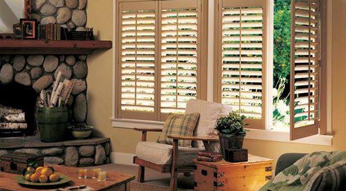 Stores sur les fenêtres en plastique, qui sont mieux