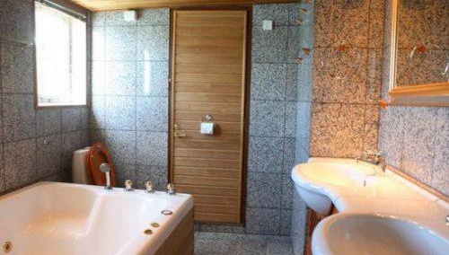 kakoj-potolok-luchshe-vybrat-v-vannojj4