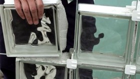 Pose de briques de verre sur colle blanche