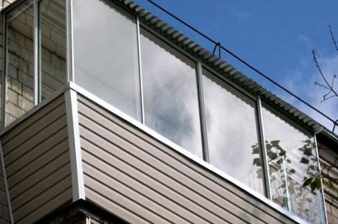 Vitrage complet d'un balcon avec un toit