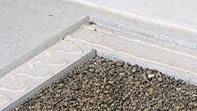 Nous enduisons les feuilles GVL pour chape sèche avec photo de colle