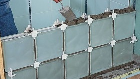 Pose de briques de verre sur colle